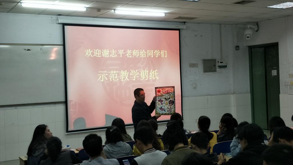 图为谢志平老师展示其作品