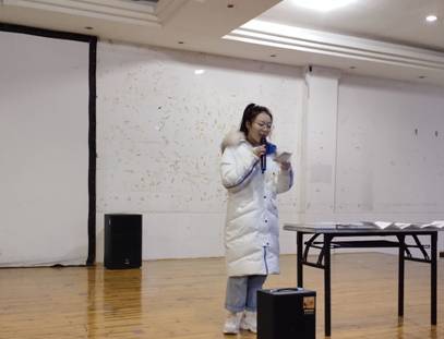 图片包含 室内, 天花板, 站, 男人描述已自动生成
