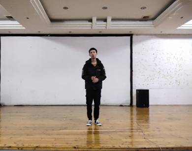 图片包含 室内, 男人, 站, 建筑描述已自动生成